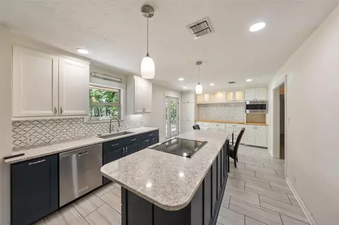 Kitchen - 71 Hiwon Dr, Conroe, TX 77304 photo 3 of 7