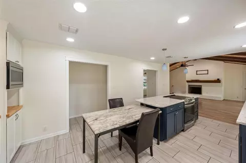 Kitchen - 71 Hiwon Dr, Conroe, TX 77304 photo 7 of 7