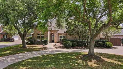 704 Heritage Oaks Dr, Angleton, TX 77515