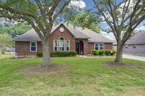 202 W Larkspur Dr, Alvin, TX 77511