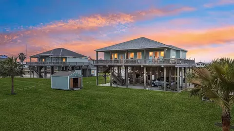 945 Gulfview Dr, Crystal Beach, TX 77650