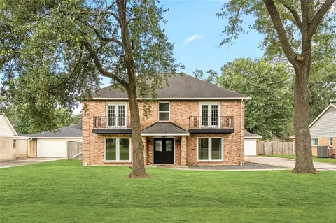 560 Landfall Ln, Conroe, TX 77302