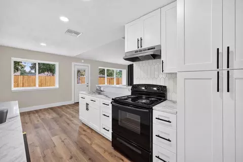 Kitchen - 6111 Sunnygate Dr, Spring, TX 77373 photo 2 of 3