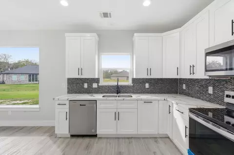 Kitchen - 44 Meadow Lake Dr, Trinity, TX 75862 photo 4 of 5