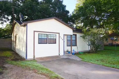 706 E 6th St, Sweeny, TX 77480 photo 1