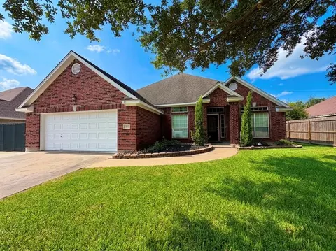 155 Indian Warrior Trl, Lake Jackson, TX 77566
