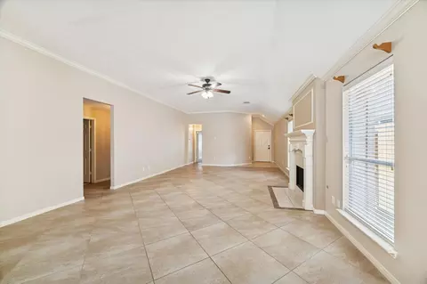 Living - 513 Brad Ct, Webster, TX 77598 photo 3 of 8