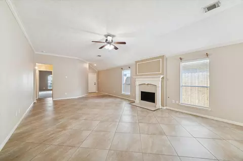 Living - 513 Brad Ct, Webster, TX 77598 photo 2 of 8