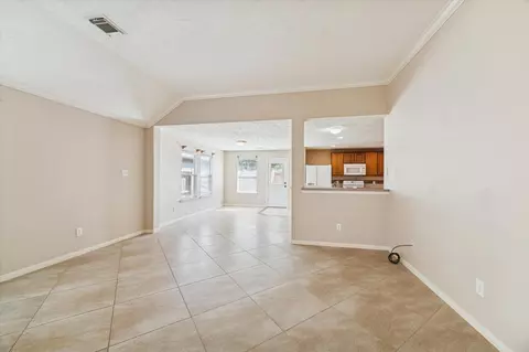 Living - 513 Brad Ct, Webster, TX 77598 photo 5 of 8