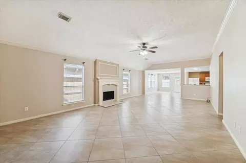 Living - 513 Brad Ct, Webster, TX 77598 photo 4 of 8