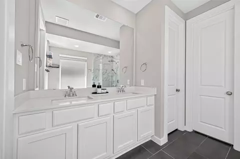 Bath - 866 Sendero Trl, Conroe, TX 77304 photo 1 of 5