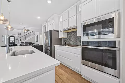 Kitchen - 866 Sendero Trl, Conroe, TX 77304 photo 4 of 5