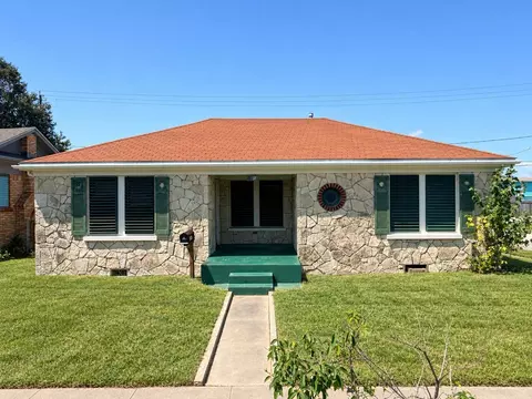 4902 Austin Dr, Galveston, TX 77551