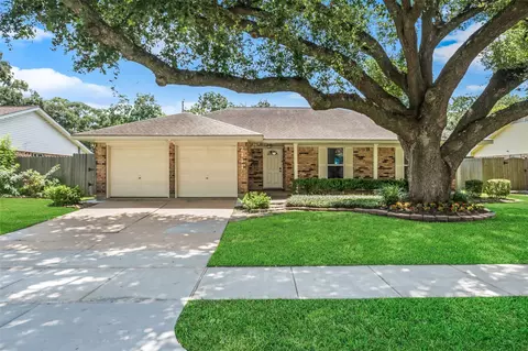 2111 Willow Blvd, Pearland, TX 77581