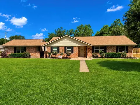 6214 1st St, Danbury, TX 77534