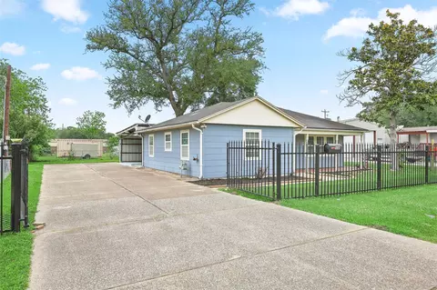 108 N 7th St, Highlands, TX 77562