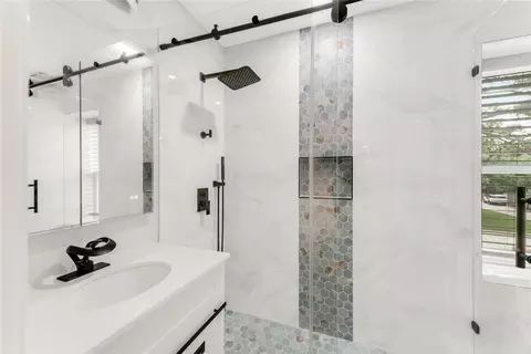Bath - 17311 Nevelson Cir, Spring, TX 77379 photo 6 of 9