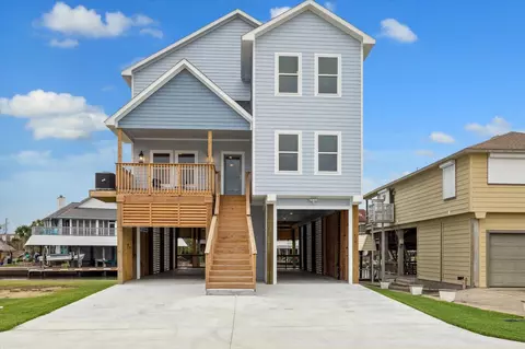 230 Bora Bora Dr, Tiki Island, TX 77554