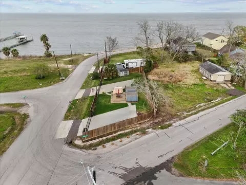 111 Jackson Ave, Bacliff, TX 77518 photo 1