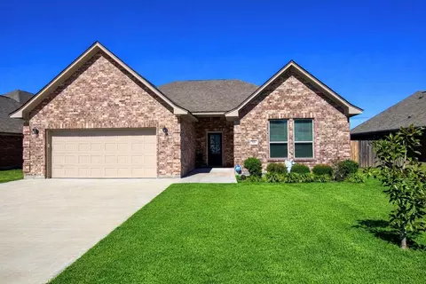 216 Shannon St, Angleton, TX 77515