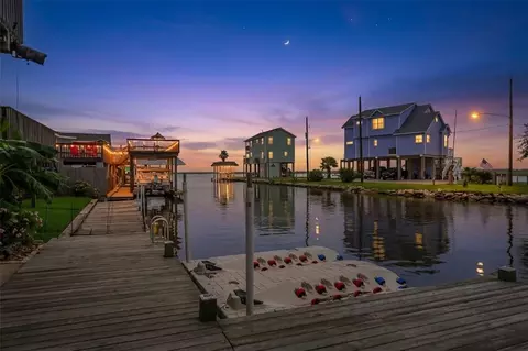 113 Bayou Vista Dr, Hitchcock, TX 77563