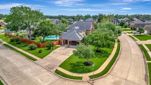 51 Deerwood Ct, Lake Jackson, TX 77566
