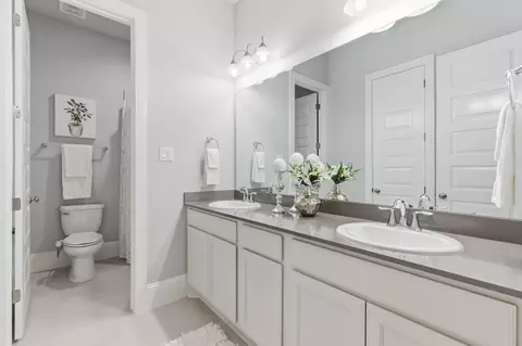 Bath - 2208 Salt Grass Trl, Conroe, TX 77384 photo 5 of 6