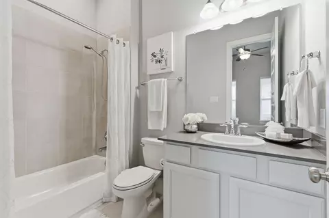 Bath - 2208 Salt Grass Trl, Conroe, TX 77384 photo 4 of 6