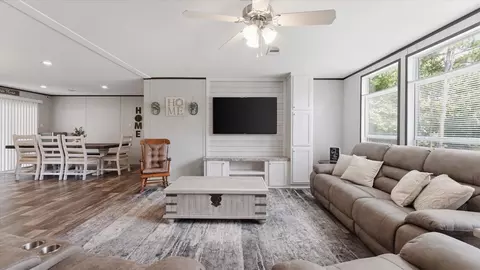2670 Us Hwy 190, Huntsville, TX 77340