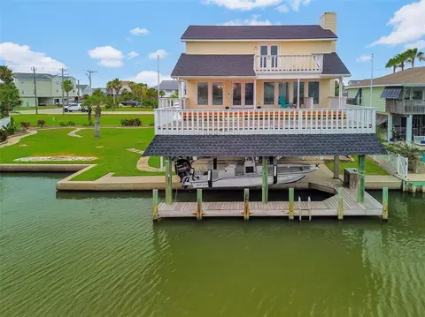 1327 Tiki Dr, Tiki Island, TX 77554