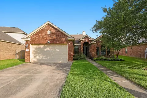 293 W Bend Dr, League City, TX 77573