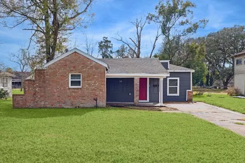 710 E Magnolia St, Angleton, TX 77515