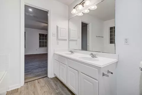 Bath - 3107 Rendezvous Ct, Spring, TX 77373 photo 3 of 6
