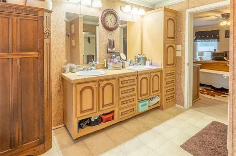 Bath - 11746 E Small Oak Ln, Willis, TX 77378 photo 1 of 3