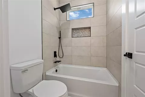 Bath - 15004 Tybee Ln, Conroe, TX 77306 photo 6 of 7