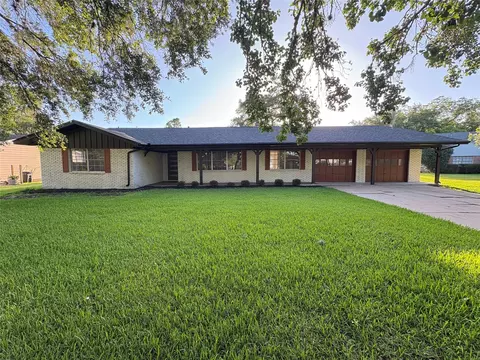 118 Clover St, Lake Jackson, TX 77566