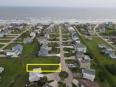 4124 Sand Piper Ln, Galveston, TX 77554