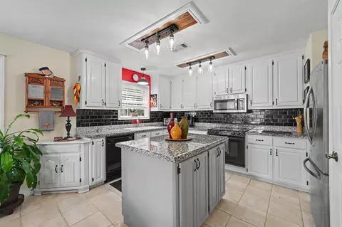 Kitchen - 80 Indian Hbr, Trinity, TX 75862 photo 2 of 4