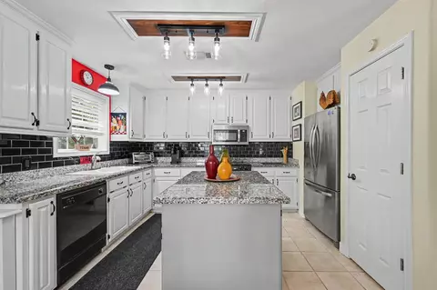 Kitchen - 80 Indian Hbr, Trinity, TX 75862 photo 4 of 4