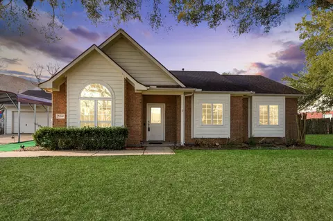 1945 Dorothy Ln, Sealy, TX 77474