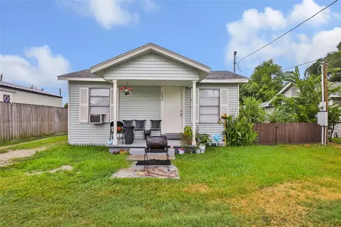 202 N 3rd St, Highlands, TX 77562