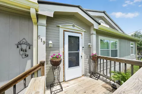 519 Loyal Valley Rd, Kerrville, TX 78028