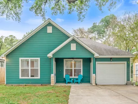304 Epps St, Tomball, TX 77375 photo 1