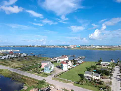 1014 Lillian Ln, Galveston, TX 77554