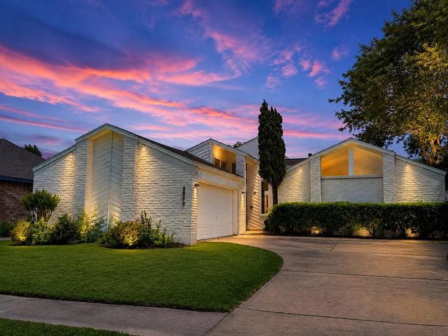 8818 Oakleaf Forest Dr, Houston, TX 77088