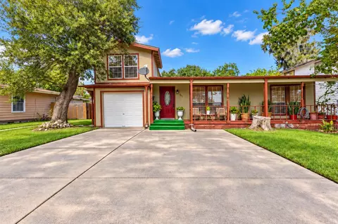 307 Azalea St, Lake Jackson, TX 77566