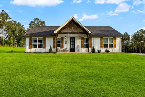 692 Rolling Pines Dr, Livingston, TX 77351