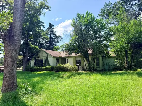 210 E Pecan Dr, Crockett, TX 75835