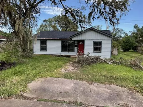 135 Huisache St, Lake Jackson, TX 77566