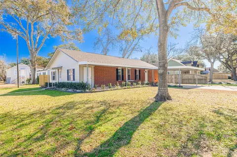 530 6th St, Sealy, TX 77474